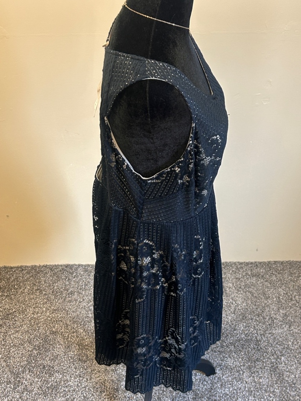 Free People Women’s Black Textured Lace Mini Dress Size 12 NWT - Picture 5 of 9